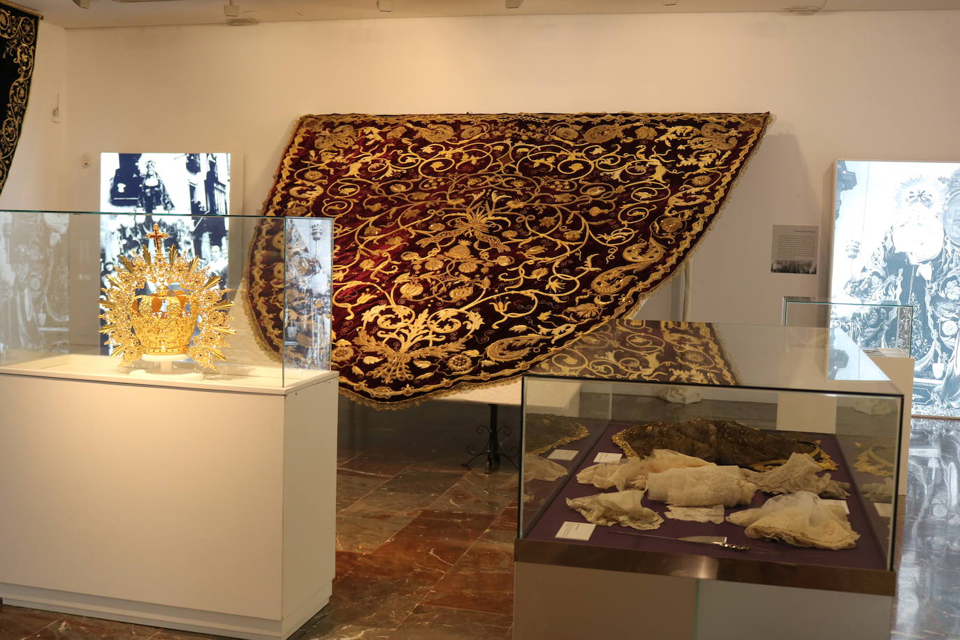 Este año, la Hermandad del Santísimo Cristo de la Expiración celebra el XXV aniversario de la bendición de la imagen de María Santísima de las Siete Palabras, y con motivo de esta celebración han instalado una exposición que puede visitarse en el Museo Provincial