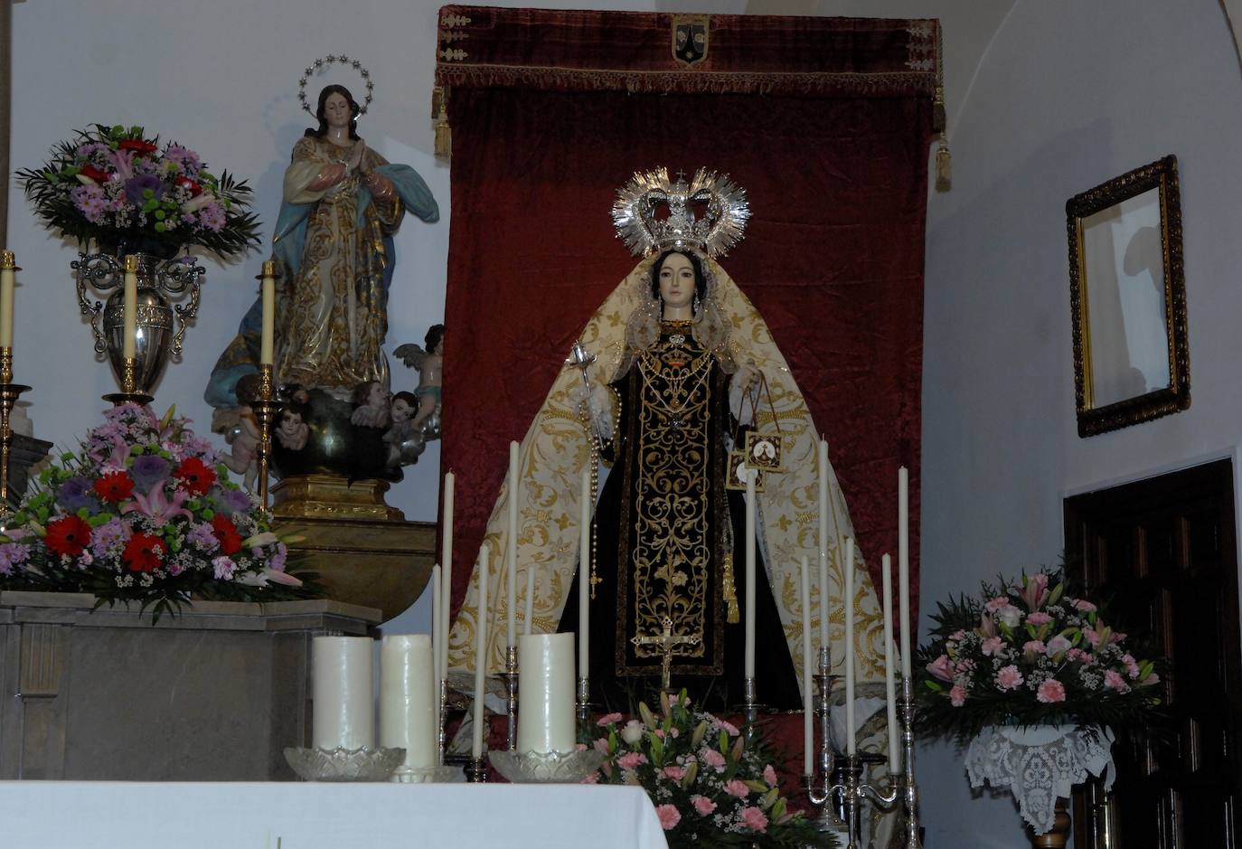 La misa solemne fue concelebrada por nueve sacerdotes. Blas Jesús, como en años anteriores, repartió gratuitamente 6.000 lazos rojos bendecidos y pasados por la imagen de San Blas