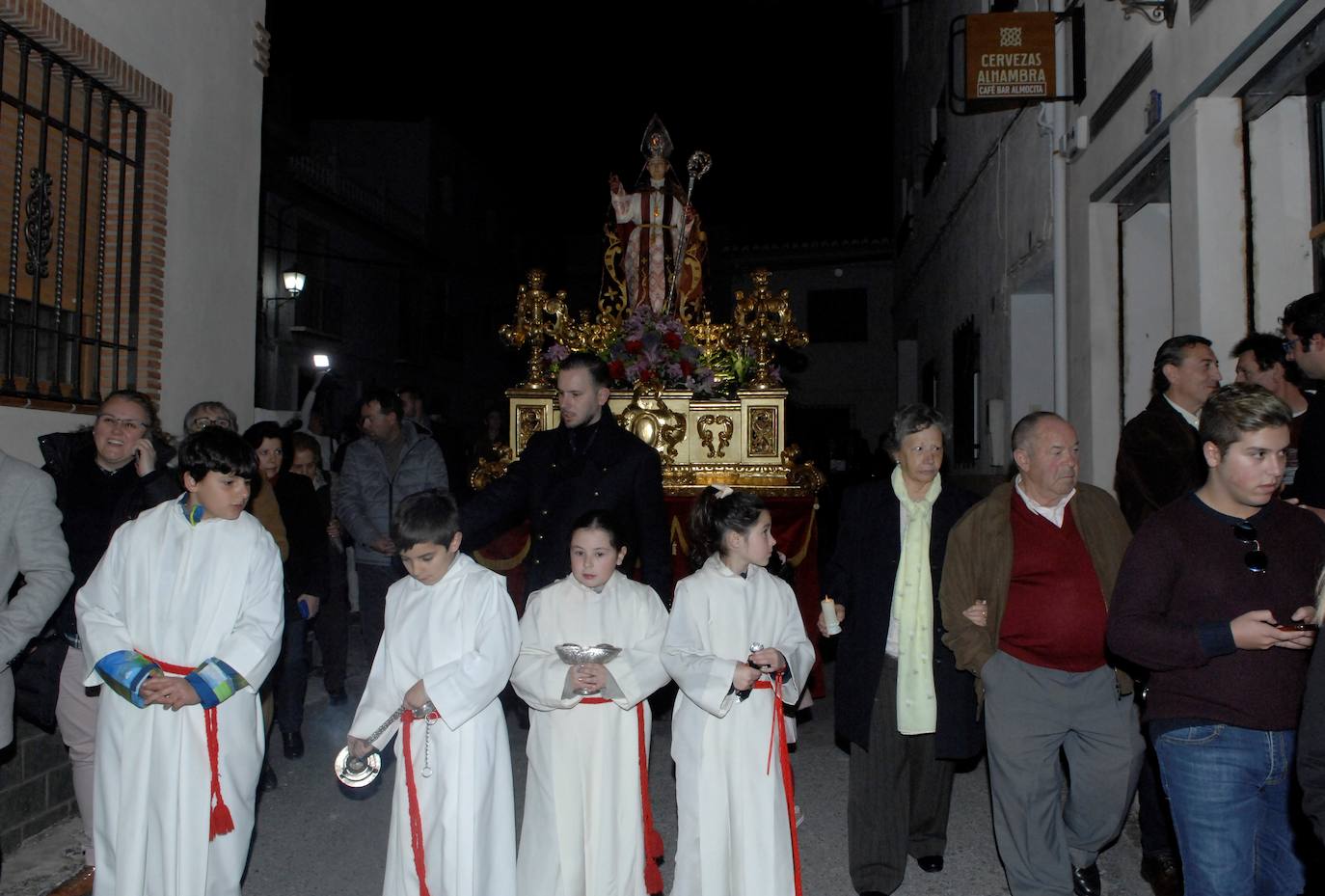 La misa solemne fue concelebrada por nueve sacerdotes. Blas Jesús, como en años anteriores, repartió gratuitamente 6.000 lazos rojos bendecidos y pasados por la imagen de San Blas