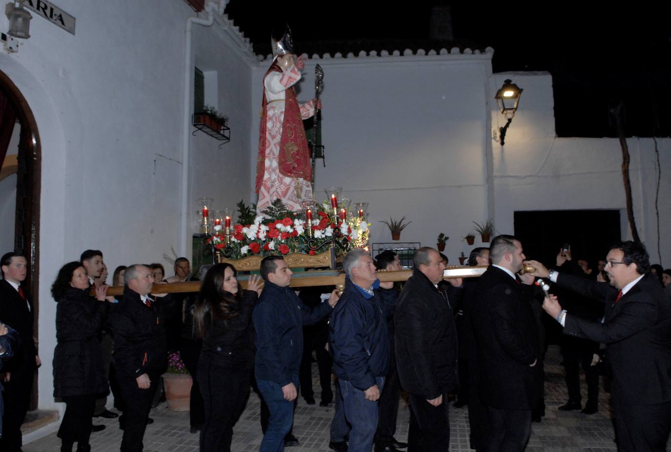 La misa solemne fue concelebrada por nueve sacerdotes. Blas Jesús, como en años anteriores, repartió gratuitamente 6.000 lazos rojos bendecidos y pasados por la imagen de San Blas