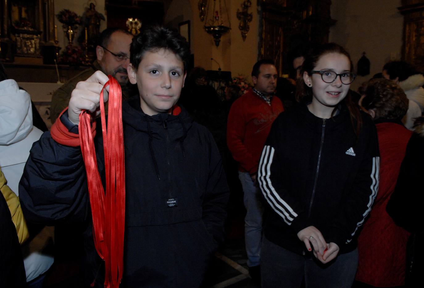 La misa solemne fue concelebrada por nueve sacerdotes. Blas Jesús, como en años anteriores, repartió gratuitamente 6.000 lazos rojos bendecidos y pasados por la imagen de San Blas