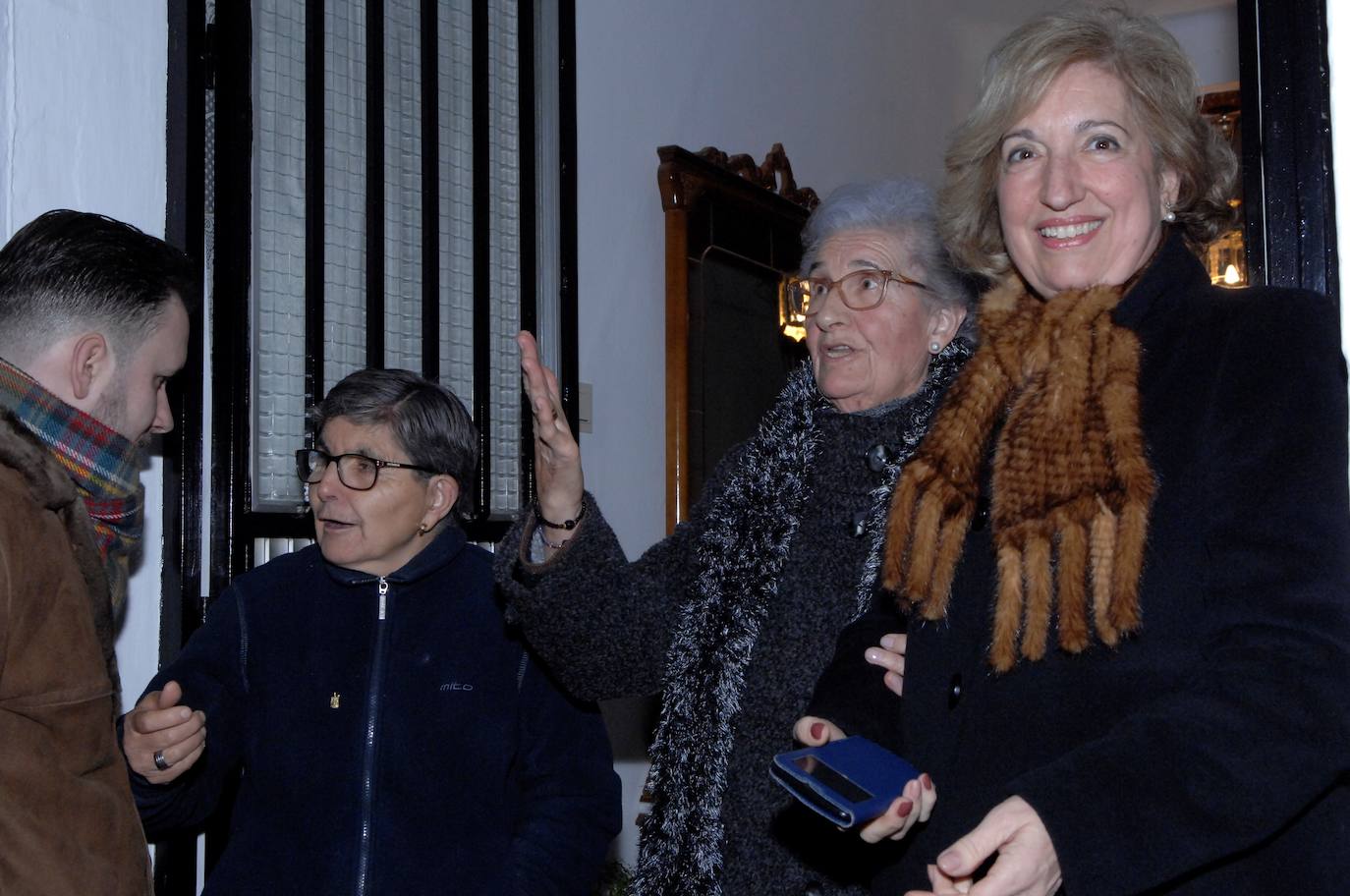 La misa solemne fue concelebrada por nueve sacerdotes. Blas Jesús, como en años anteriores, repartió gratuitamente 6.000 lazos rojos bendecidos y pasados por la imagen de San Blas