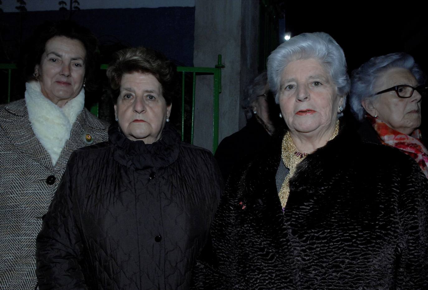 La misa solemne fue concelebrada por nueve sacerdotes. Blas Jesús, como en años anteriores, repartió gratuitamente 6.000 lazos rojos bendecidos y pasados por la imagen de San Blas