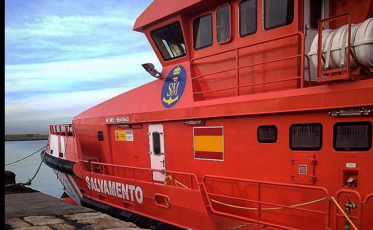 Rescatados en buen estado de salud once inmigrantes en una patera a doce millas de Cabo de Gata