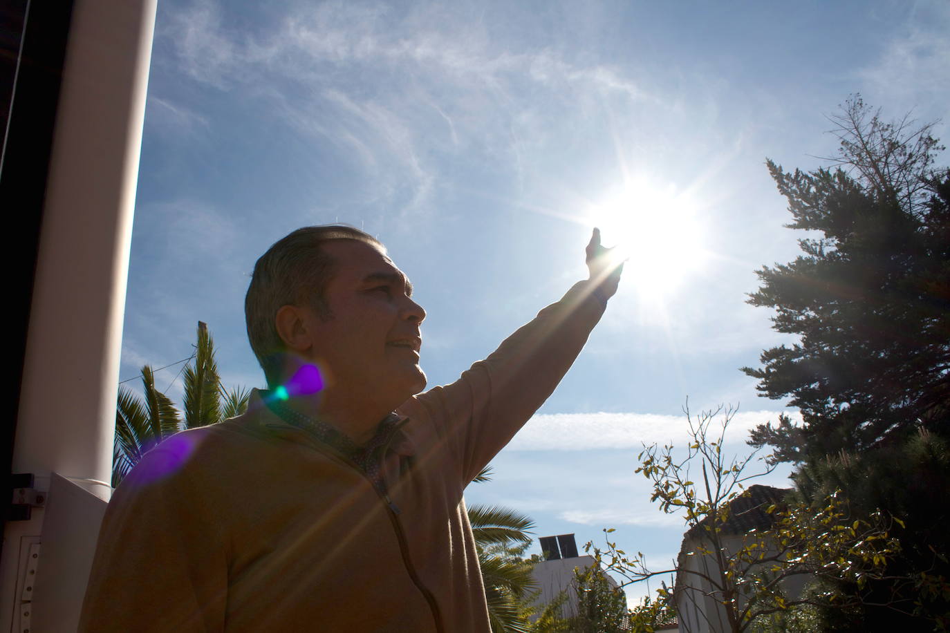 Del Toro buscando el sol, en el IAA. 