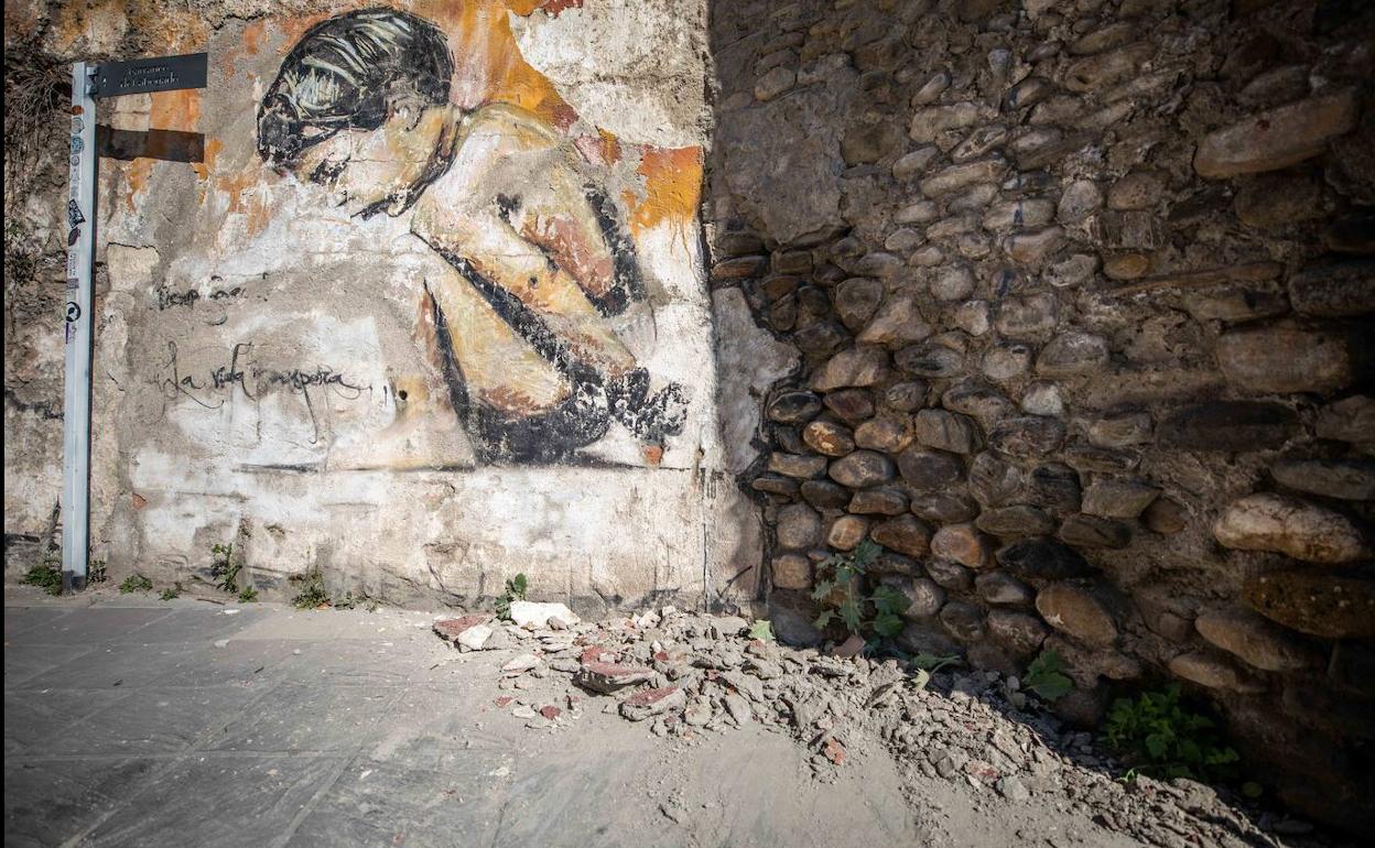 Los cascotes caídos en la acera de la Cuesta Escoriaza, sin recoger durante todo el día de ayer.