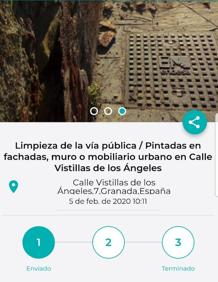 Imagen secundaria 2 - Los cascotes que ayer cayeron del muro de la Cuesta Escoriaza, y pantallazo de la denuncia presentada a través de la aplicación del Ayuntamiento 'Granada Mejora'.