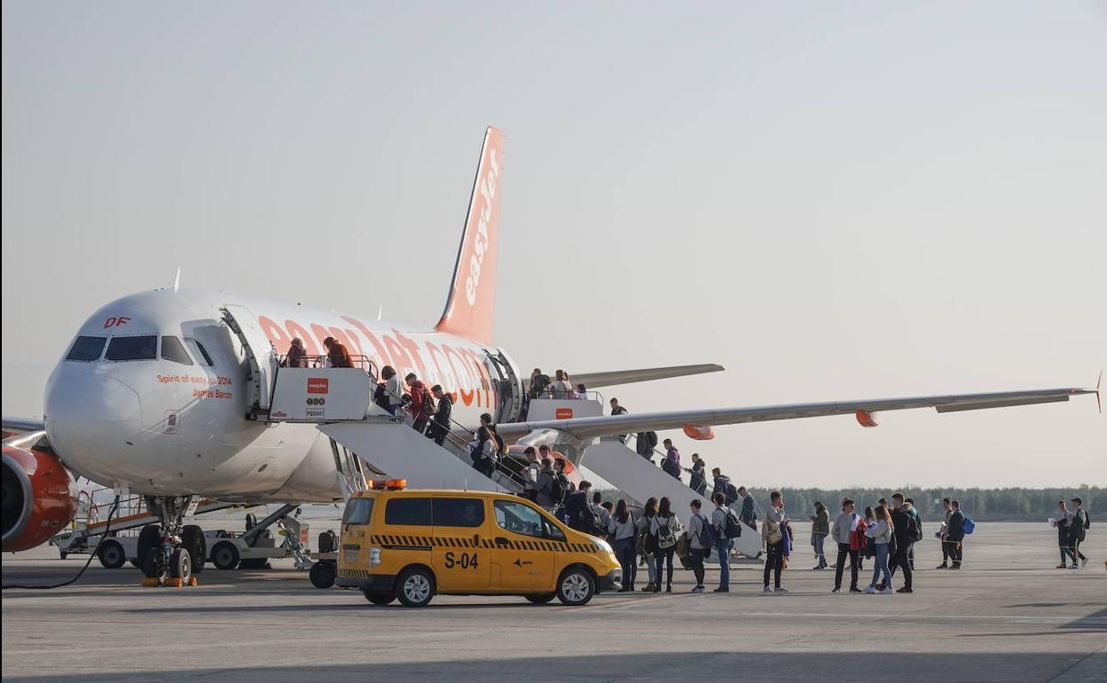 Los pasajeros montan en un avión en el aeropuerto de Granada