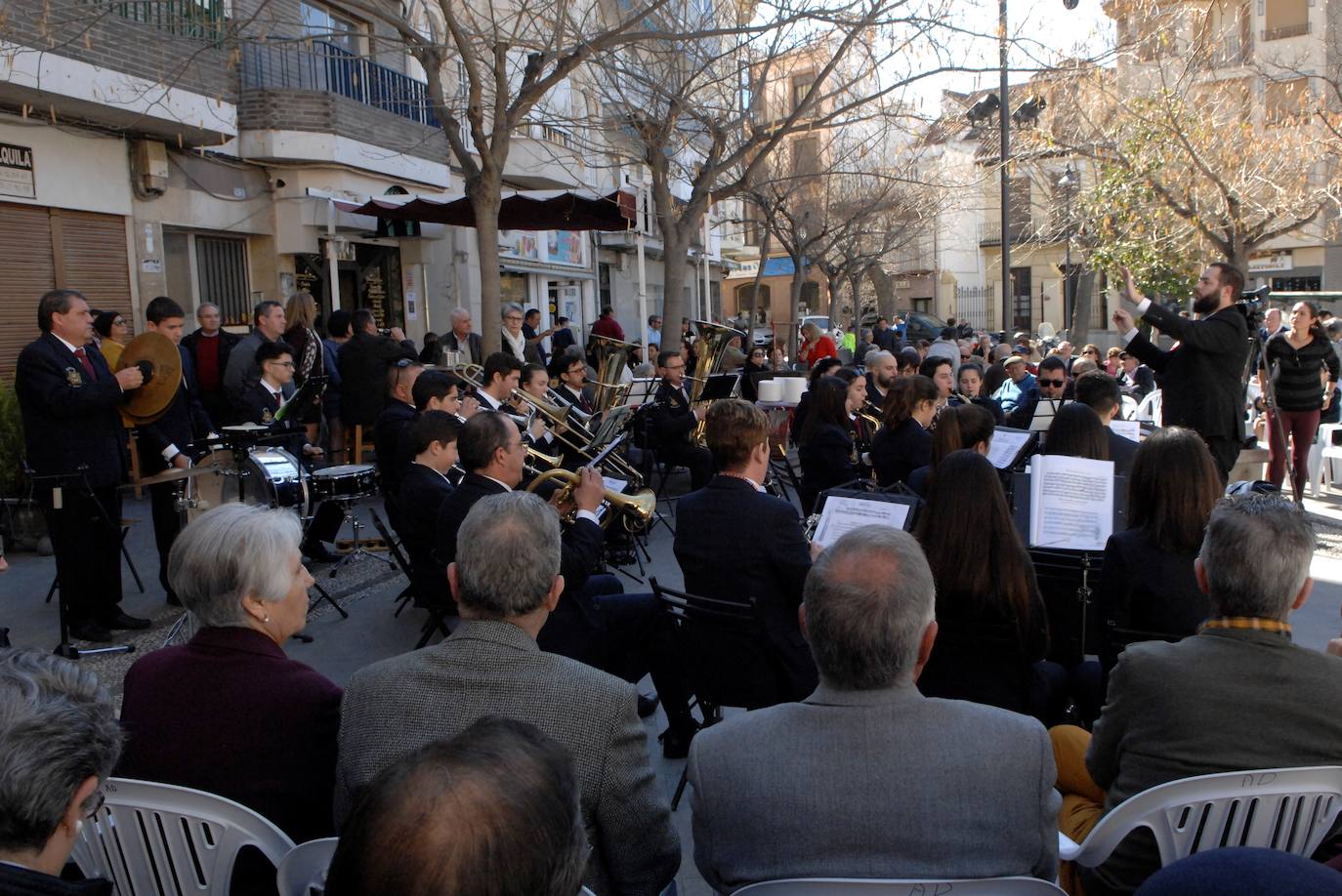 Miles de lazos rojos bendecidos por el sacerdote fueron repartidos en las fiestas de San Blas de Dúrcal 