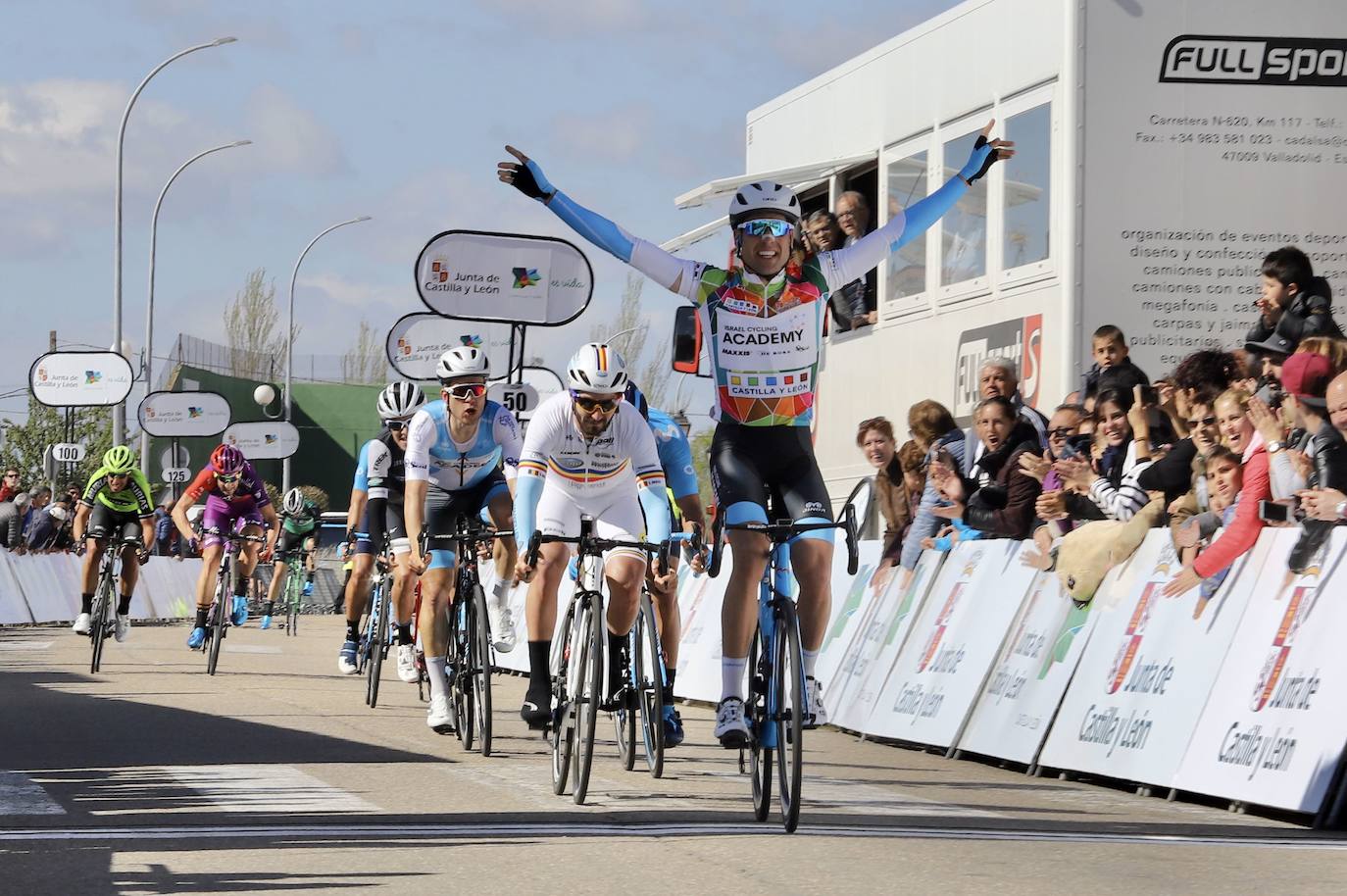 Davide Cimolai se adjudica la llegada en Villada de la segunda etapa de la Vuelta Ciclista a Castilla y León. 