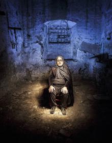 Imagen secundaria 2 - Arriba, escena para la promoción del musical 'Bernarda Alba'. Abajo, toma con piloto y helicóptero, y personaje en casa abandonada.