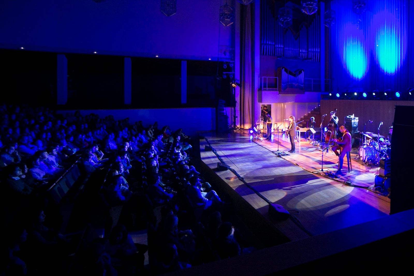 El artista madrileño cantó en el Falla las canciones basadas en los versos de García Montero.