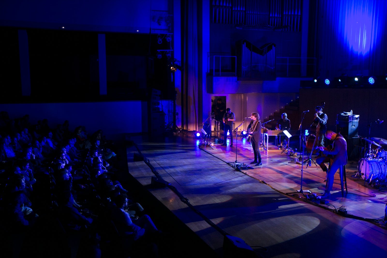 El artista madrileño cantó en el Falla las canciones basadas en los versos de García Montero.