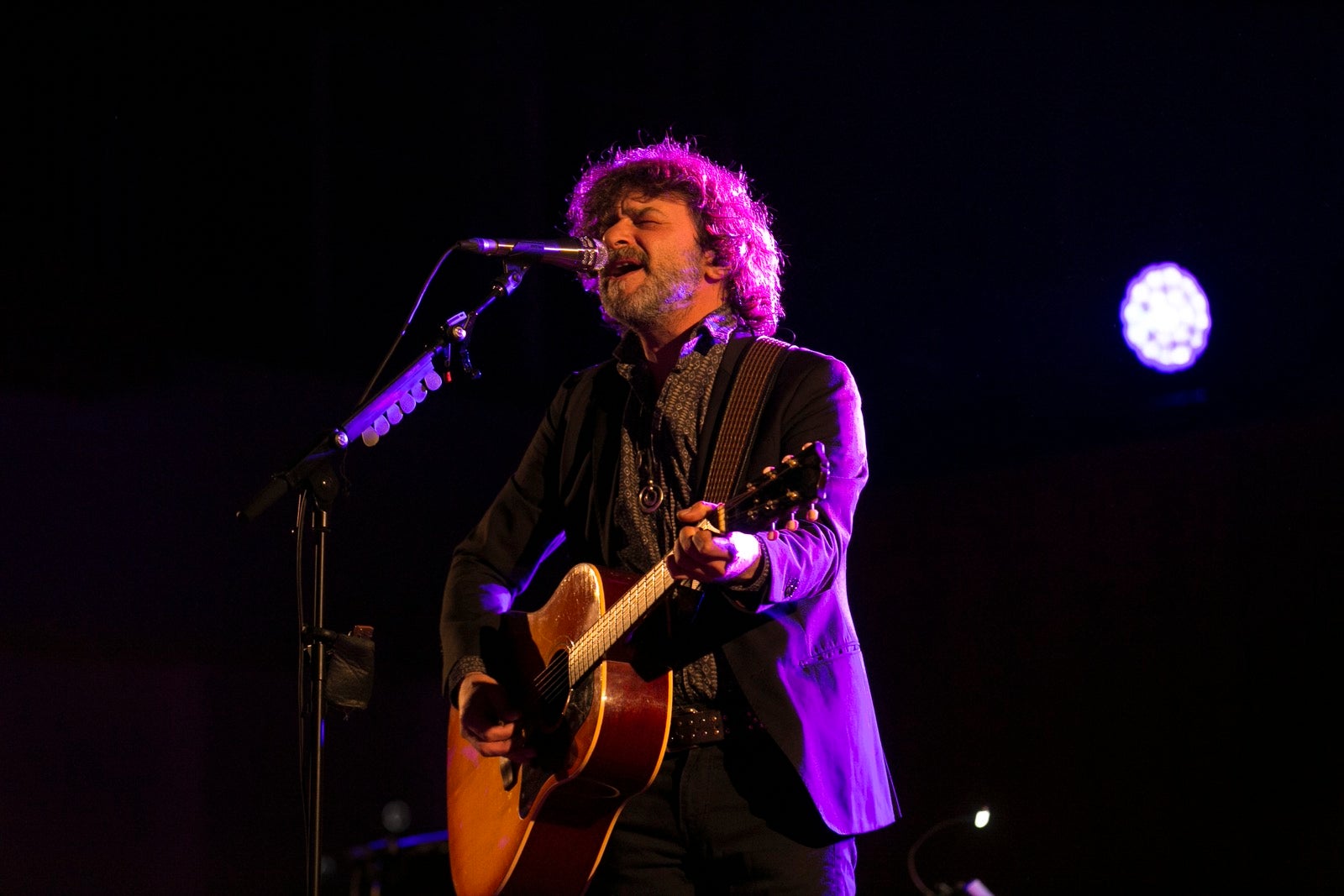 El artista madrileño cantó en el Falla las canciones basadas en los versos de García Montero.