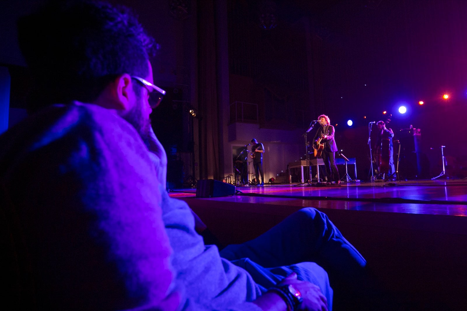 El artista madrileño cantó en el Falla las canciones basadas en los versos de García Montero.