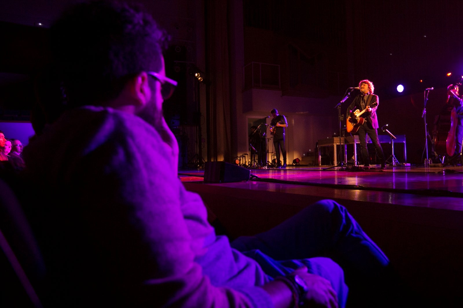 El artista madrileño cantó en el Falla las canciones basadas en los versos de García Montero.