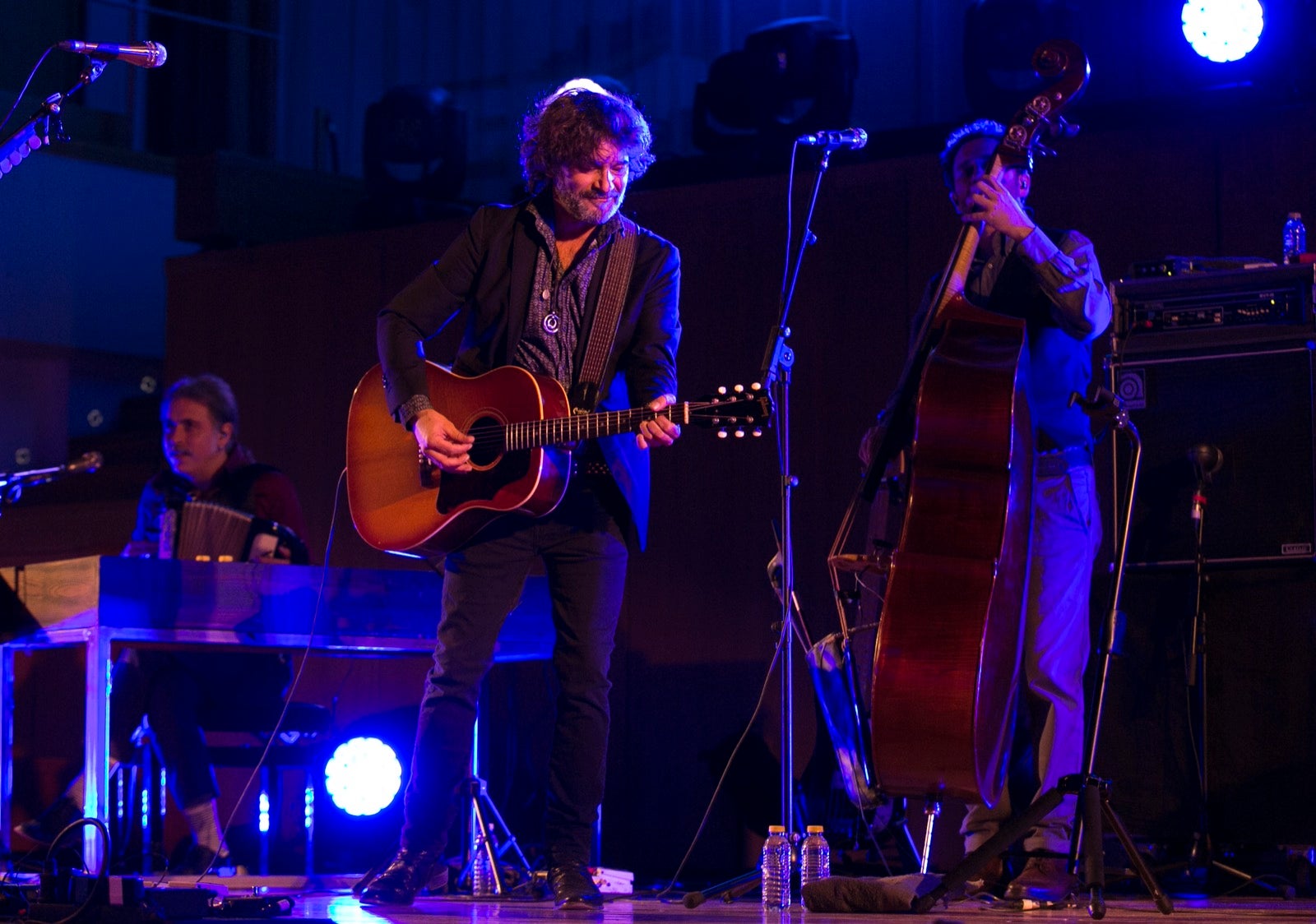El artista madrileño cantó en el Falla las canciones basadas en los versos de García Montero.