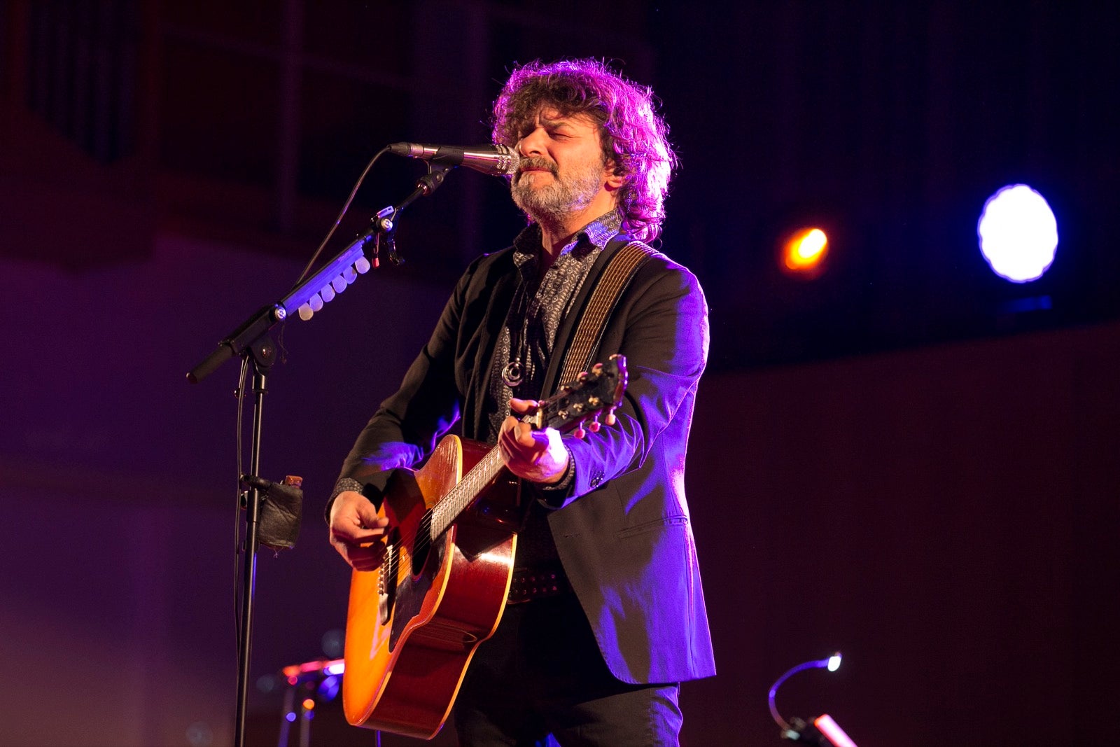 El artista madrileño cantó en el Falla las canciones basadas en los versos de García Montero.
