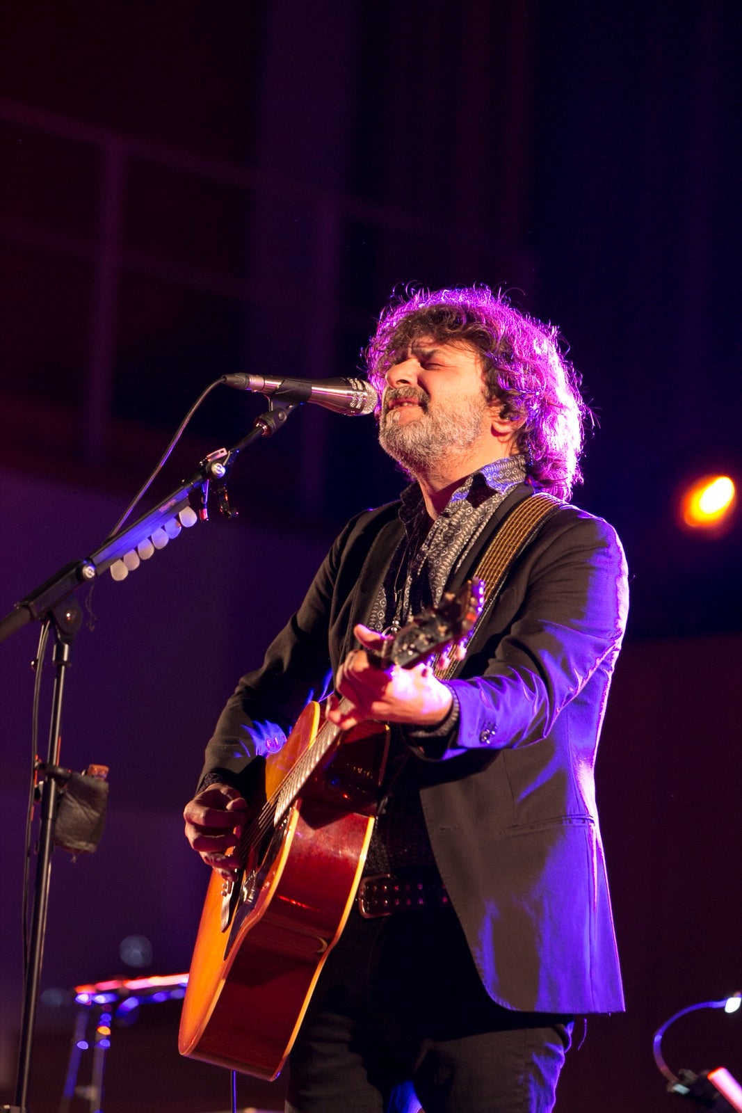 El artista madrileño cantó en el Falla las canciones basadas en los versos de García Montero.
