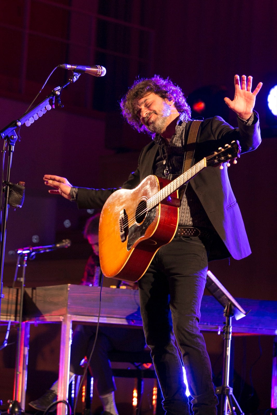 El artista madrileño cantó en el Falla las canciones basadas en los versos de García Montero.