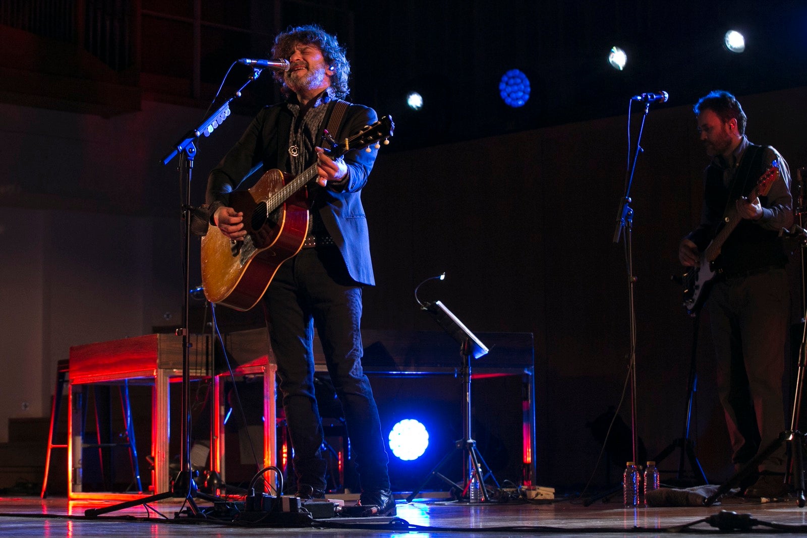 El artista madrileño cantó en el Falla las canciones basadas en los versos de García Montero.