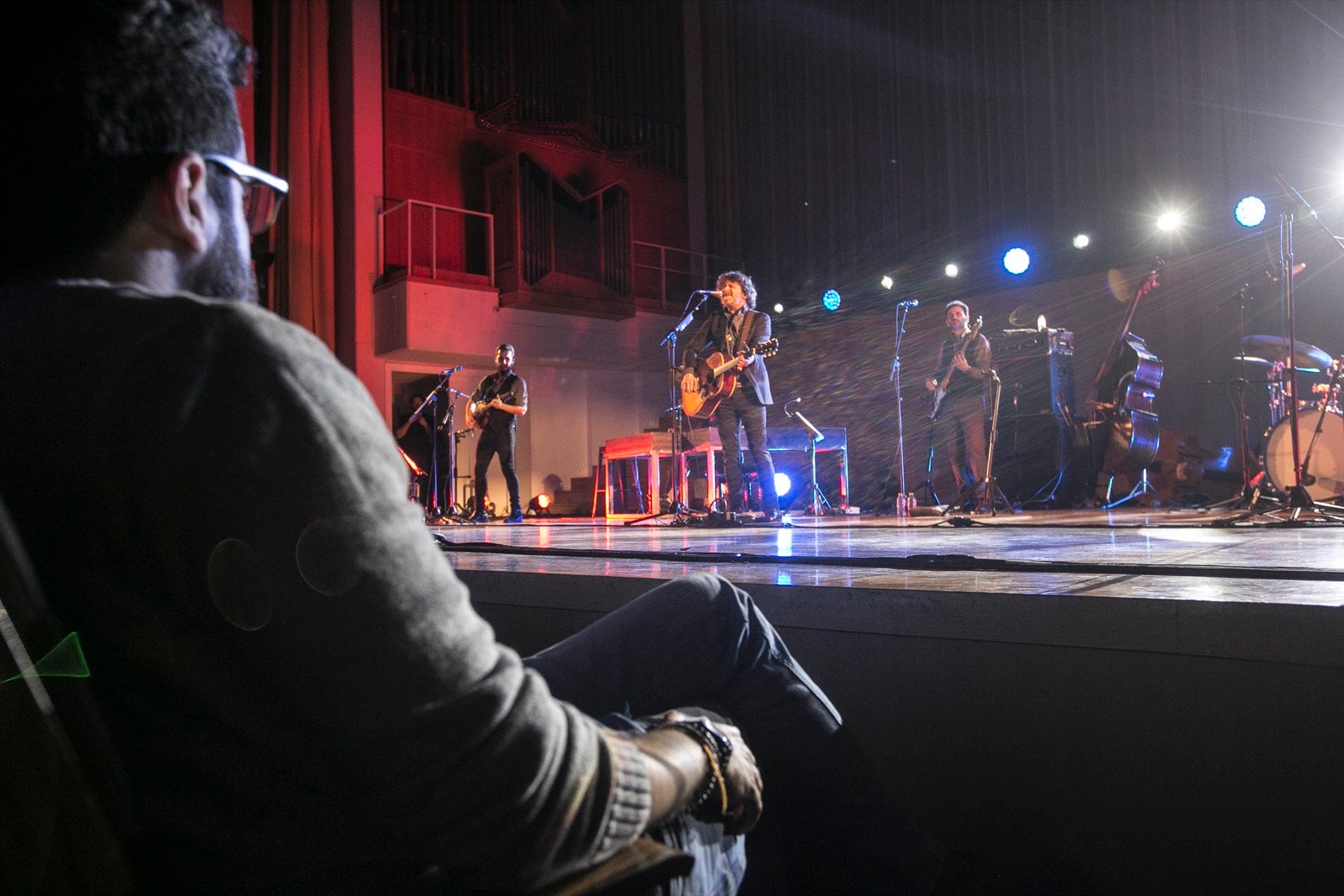 El artista madrileño cantó en el Falla las canciones basadas en los versos de García Montero.