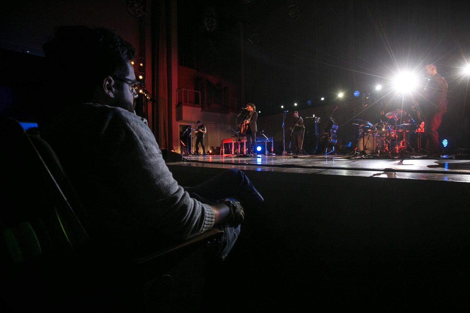 El artista madrileño cantó en el Falla las canciones basadas en los versos de García Montero.