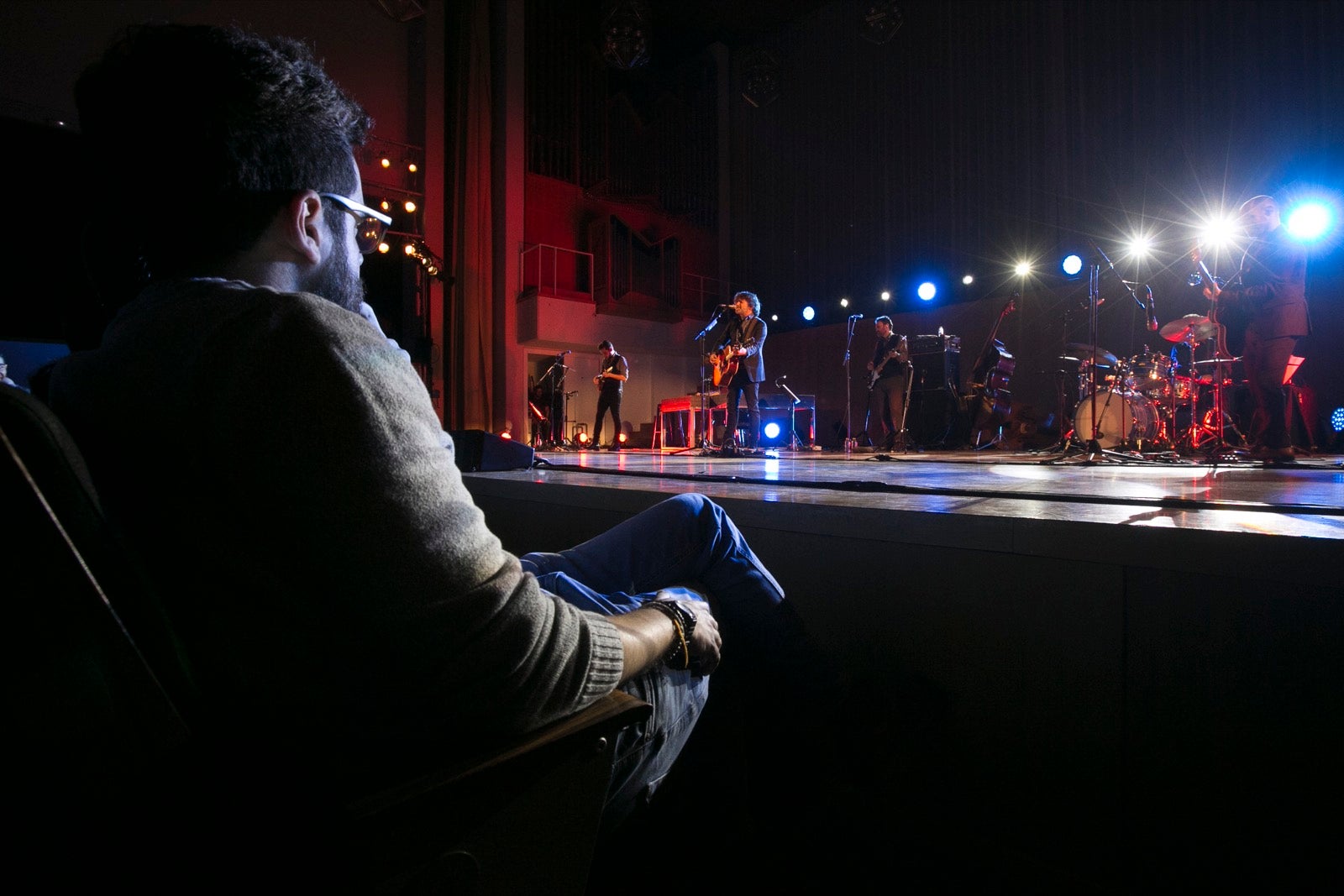 El artista madrileño cantó en el Falla las canciones basadas en los versos de García Montero.