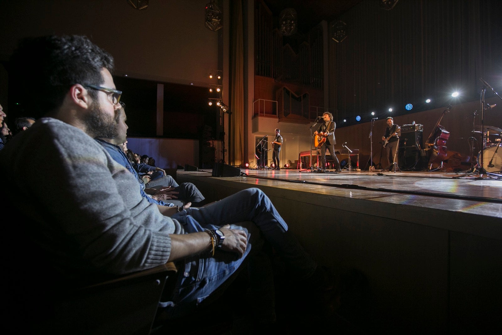 El artista madrileño cantó en el Falla las canciones basadas en los versos de García Montero.