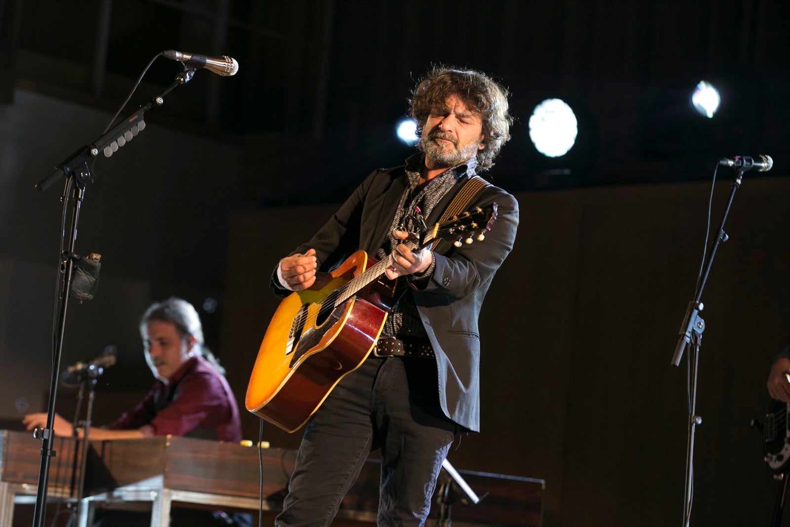 El artista madrileño cantó en el Falla las canciones basadas en los versos de García Montero.