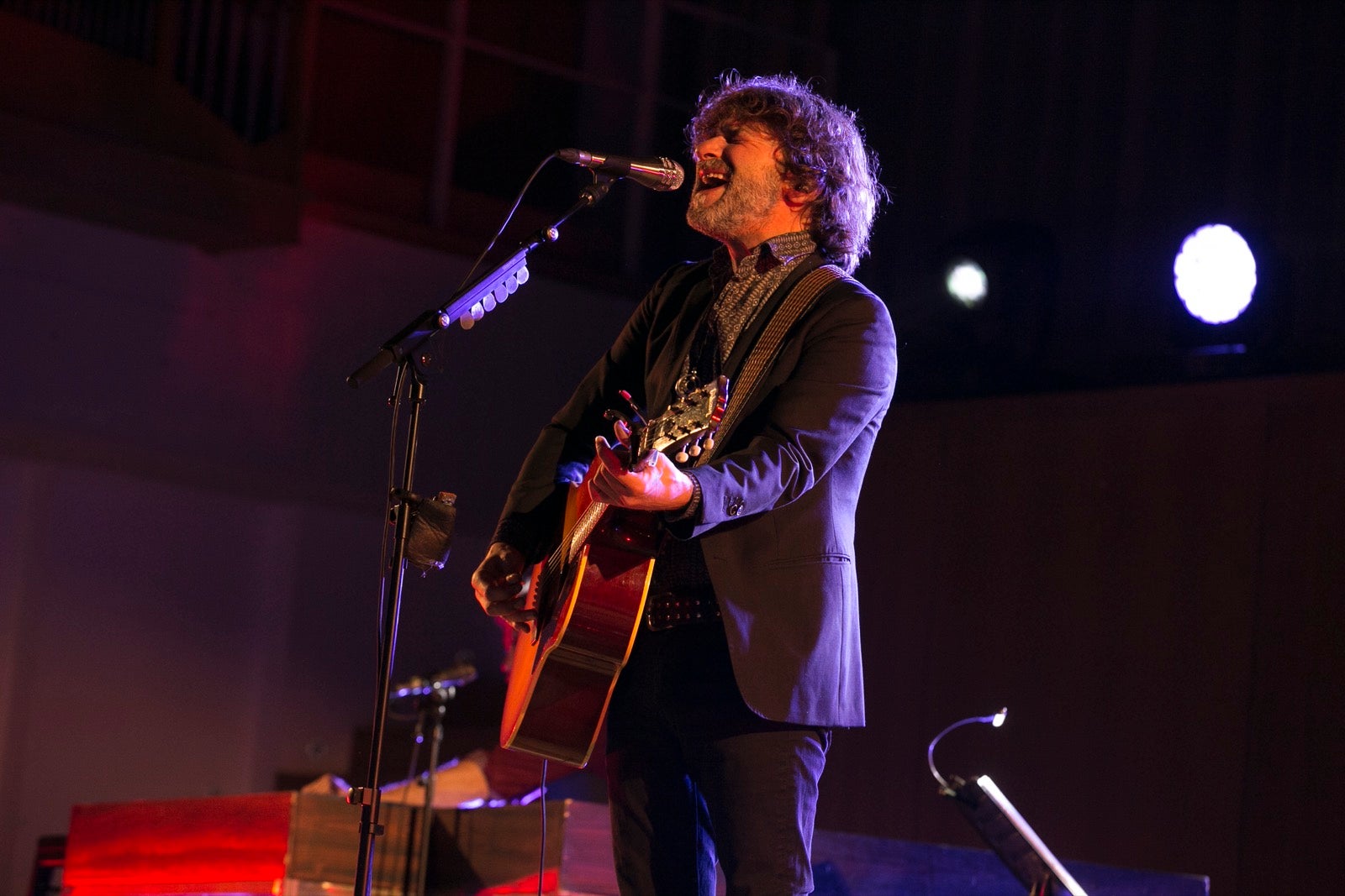 El artista madrileño cantó en el Falla las canciones basadas en los versos de García Montero.