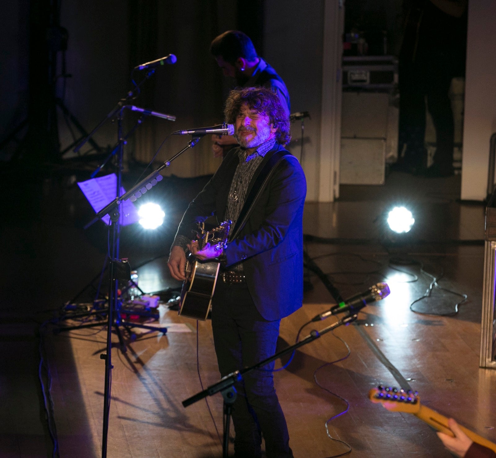 El artista madrileño cantó en el Falla las canciones basadas en los versos de García Montero.