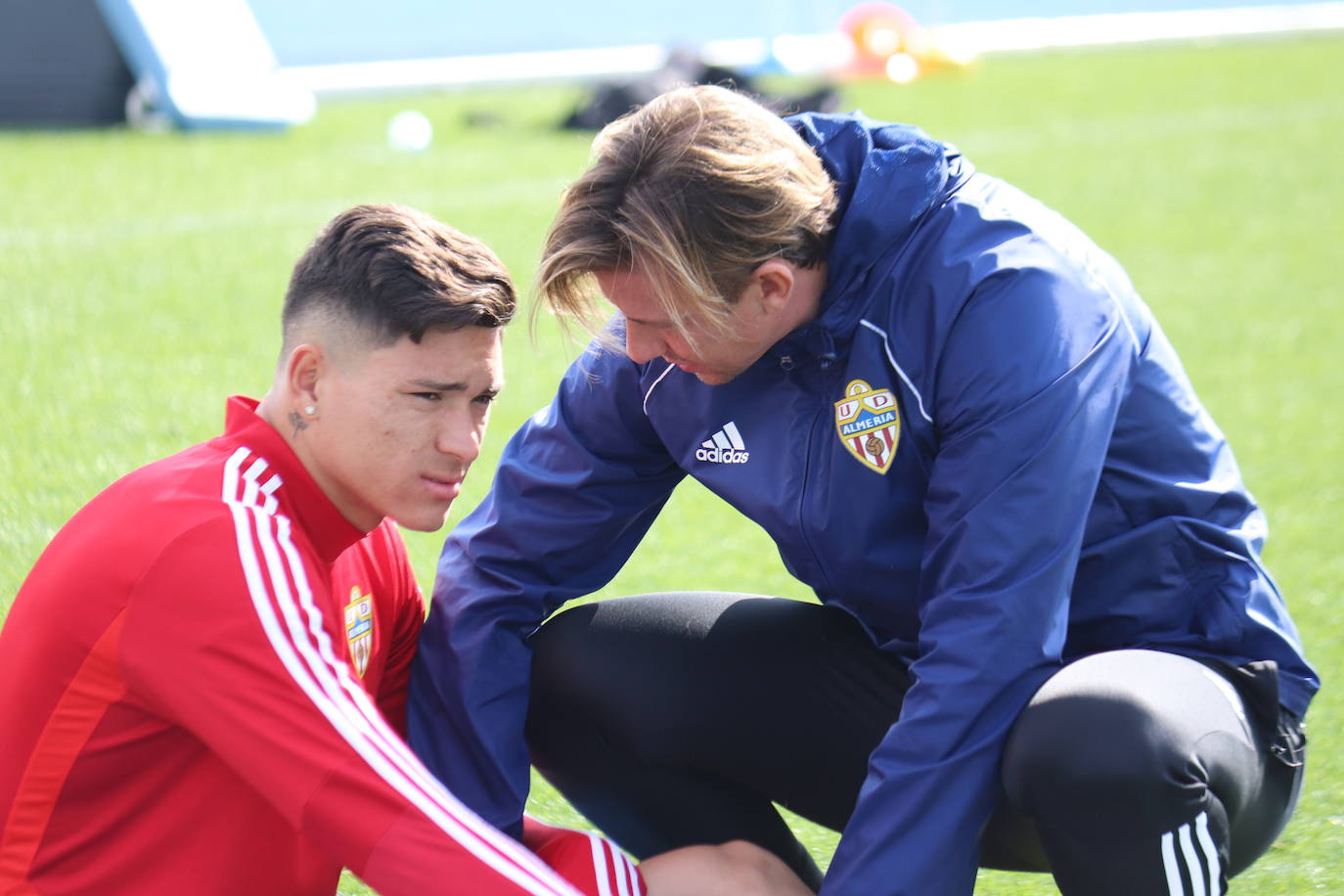 Guti charla con sus jugadores en el entrenamiento tras el mal partido frente al Racing