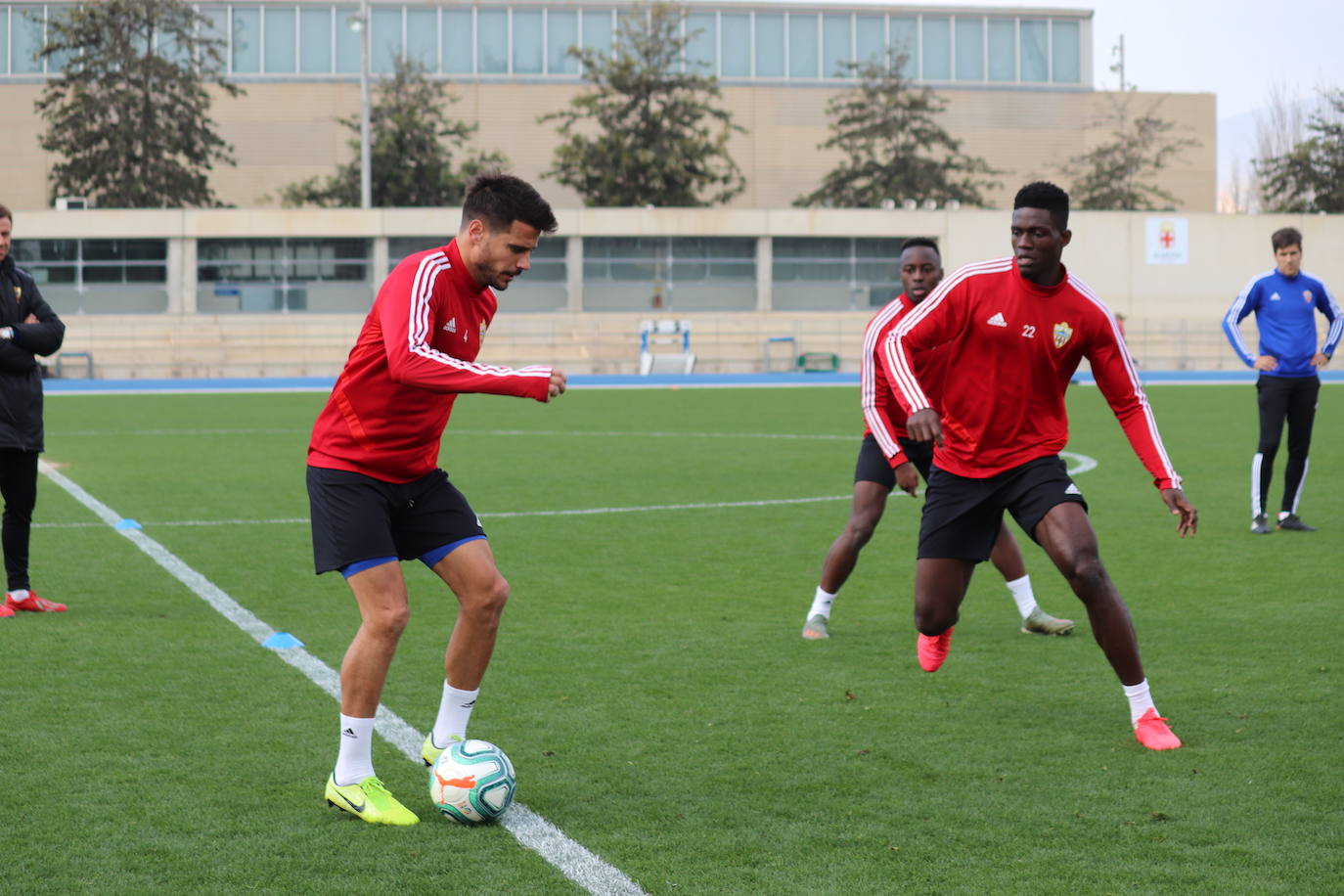 Guti charla con sus jugadores en el entrenamiento tras el mal partido frente al Racing