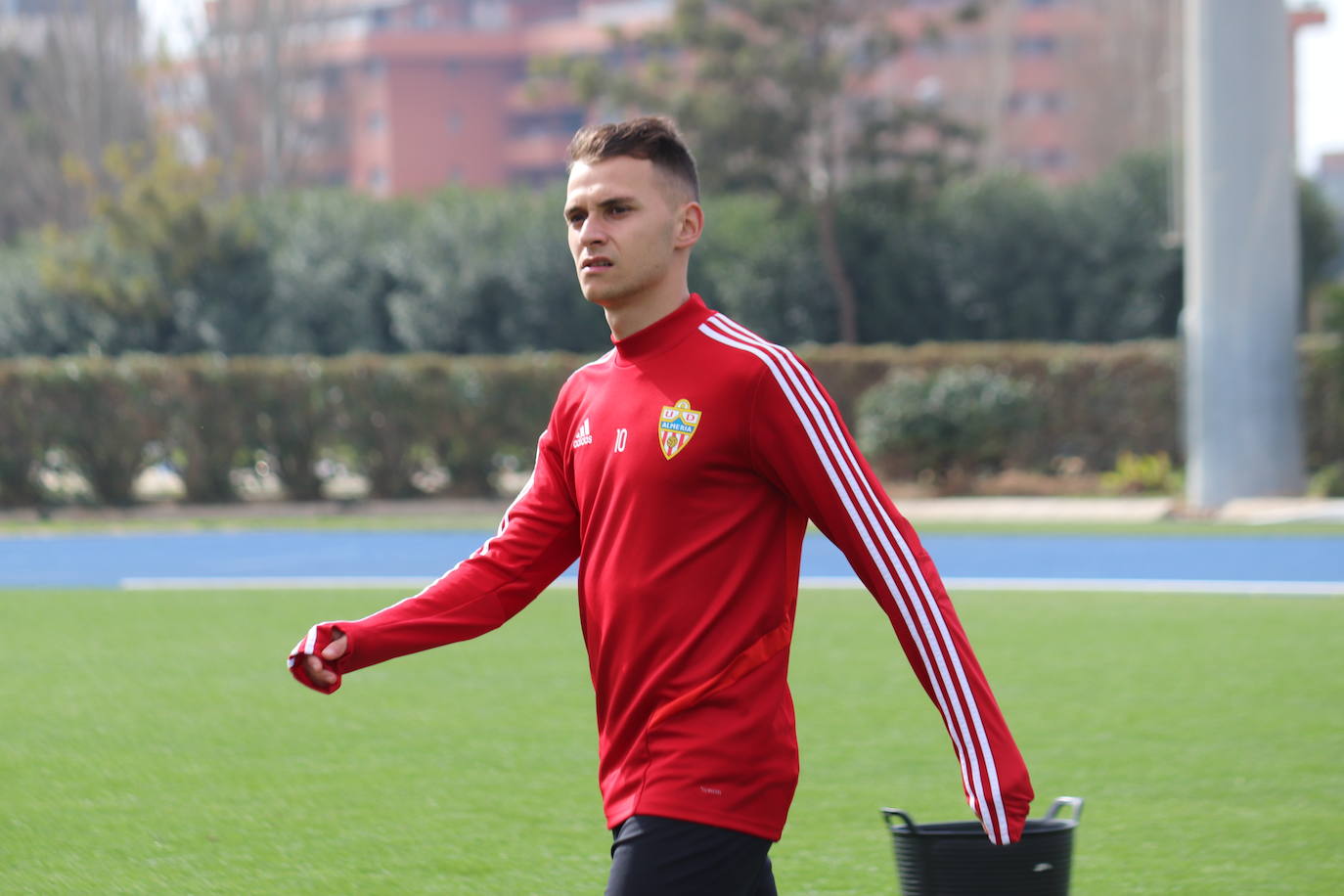 Guti charla con sus jugadores en el entrenamiento tras el mal partido frente al Racing