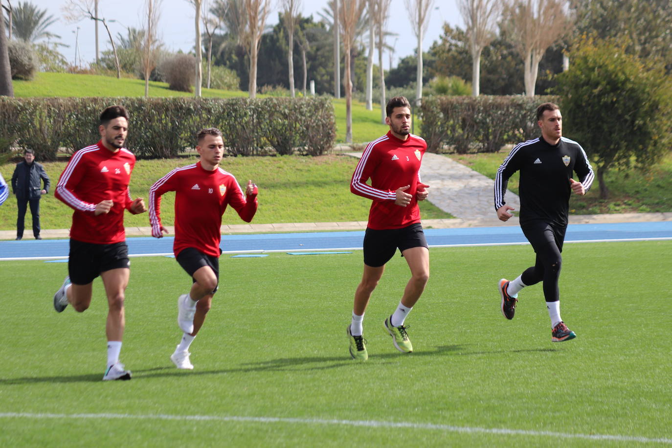 Guti charla con sus jugadores en el entrenamiento tras el mal partido frente al Racing