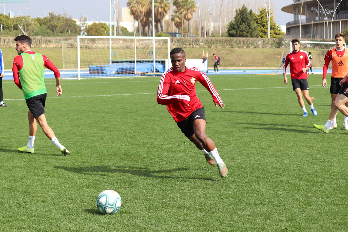 Guti charla con sus jugadores en el entrenamiento tras el mal partido frente al Racing