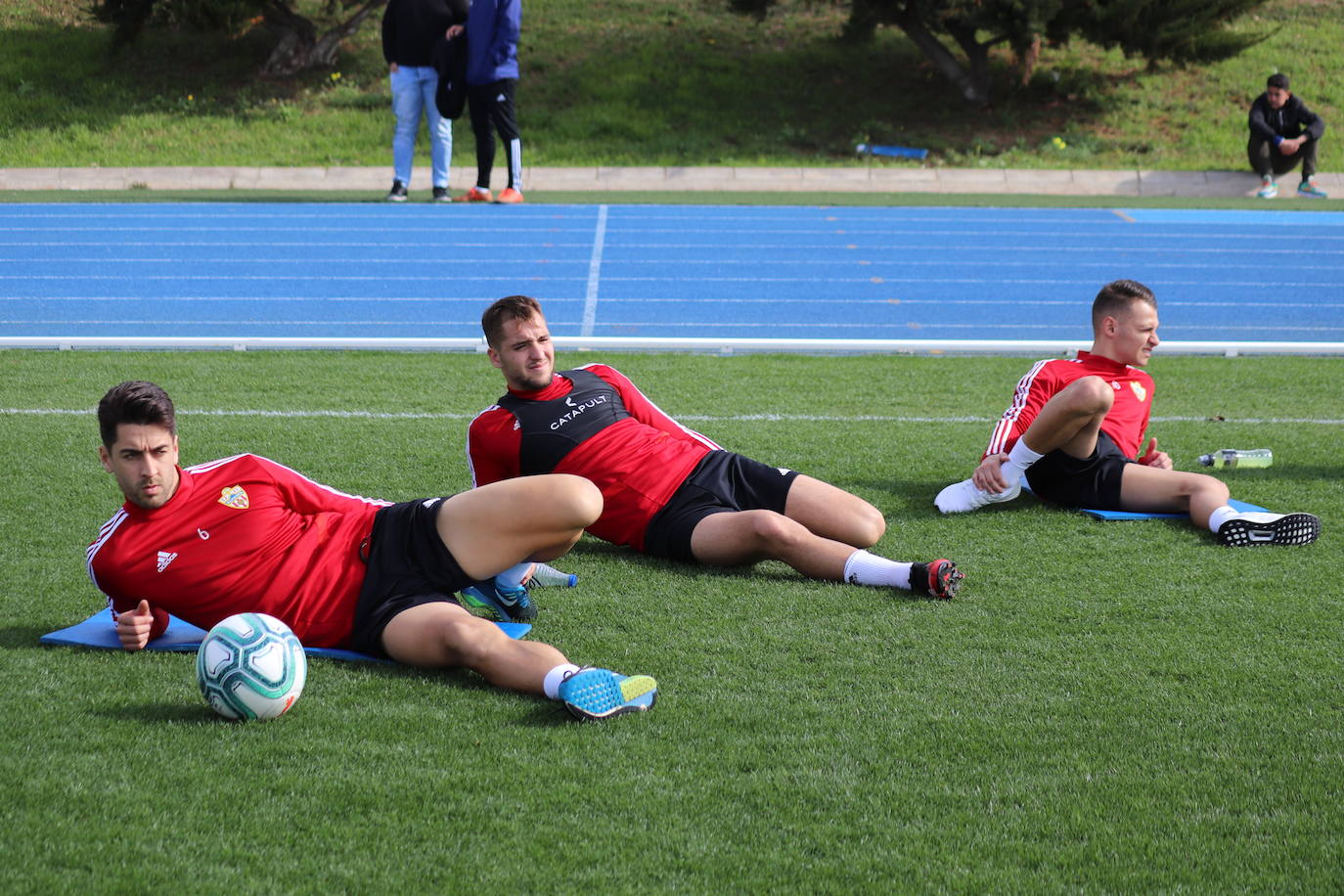 Guti charla con sus jugadores en el entrenamiento tras el mal partido frente al Racing