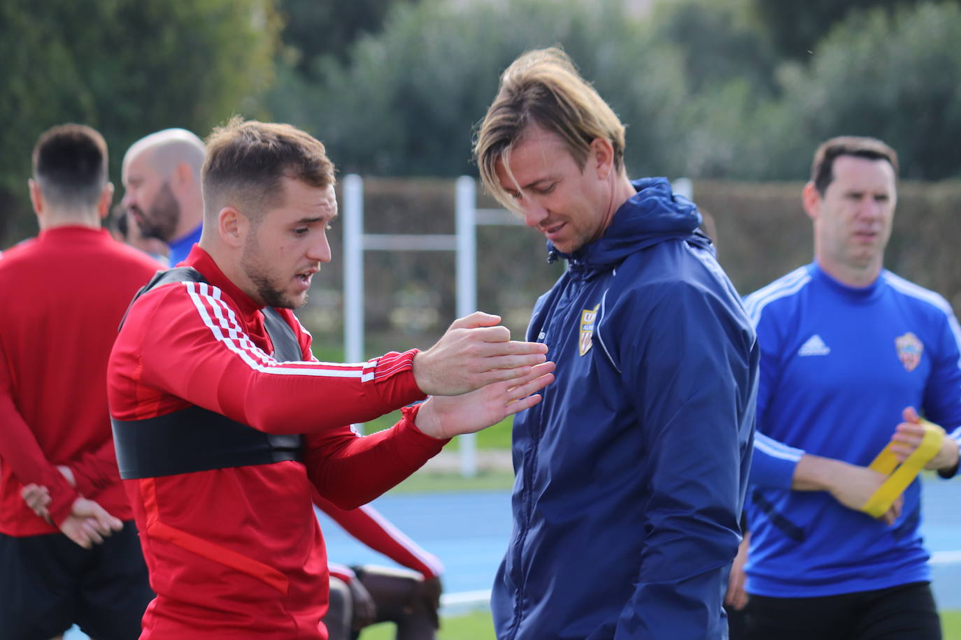 Guti charla con sus jugadores en el entrenamiento tras el mal partido frente al Racing