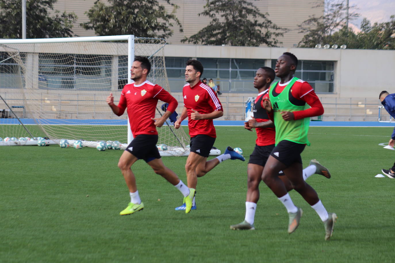 Guti charla con sus jugadores en el entrenamiento tras el mal partido frente al Racing