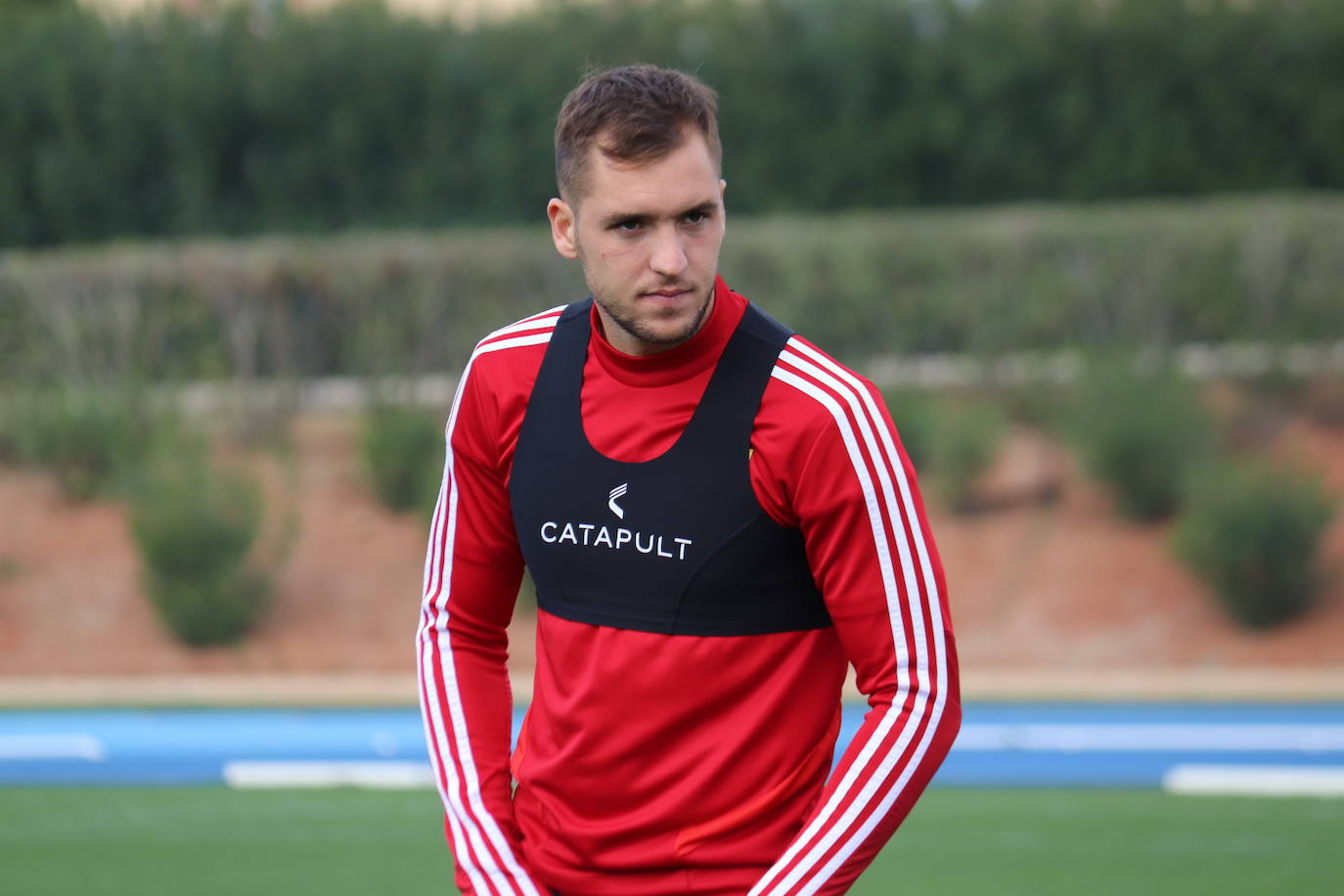 Guti charla con sus jugadores en el entrenamiento tras el mal partido frente al Racing