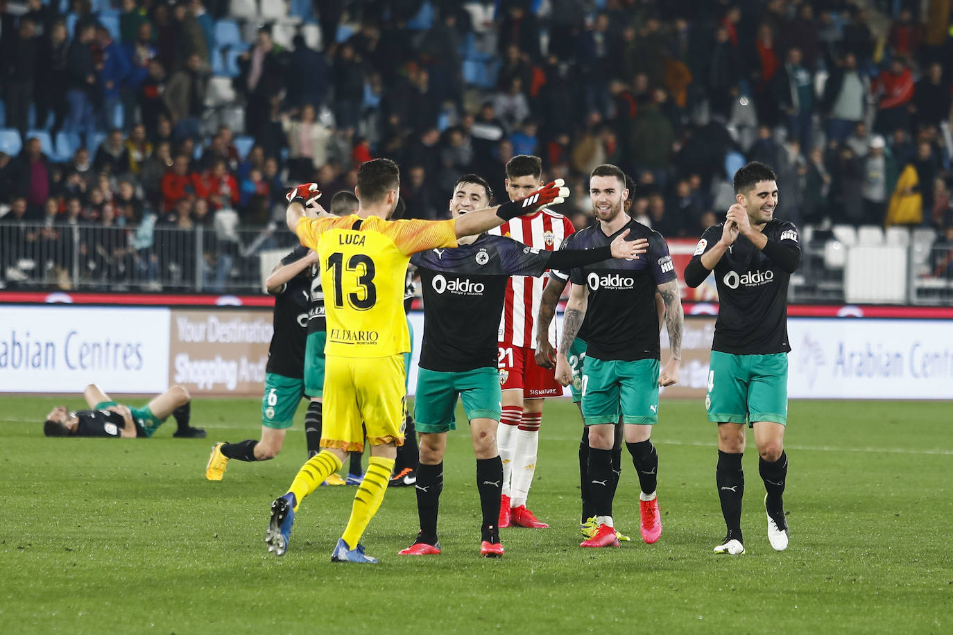 Los jugadores del Racing celebran la victoria en el Estadio de los Juegos Mediterráneos. 