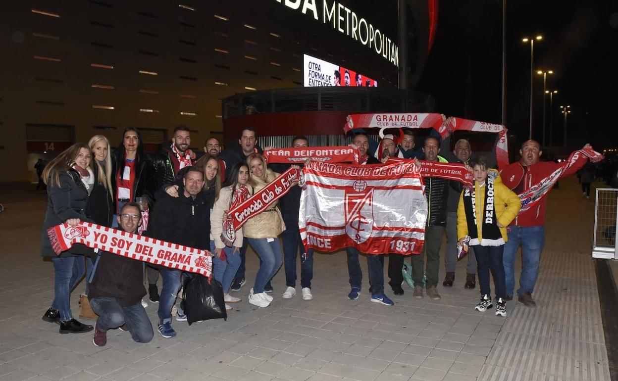 Peñistas rojiblancos en el frontal del Wanda Metropolitano. 