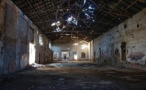 Nave de la azucarera con el tejado destrozado.