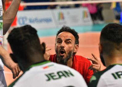 Imagen secundaria 1 - Mario Ferrera, con buen rendimiento en recepción, 'amansa un saque ibicenco (Arriba). Manolo Berenguel habla con sus jugadores (Abajo-izquierda). Poderoso ataque de Kukartsev que hizo 28 puntos. .