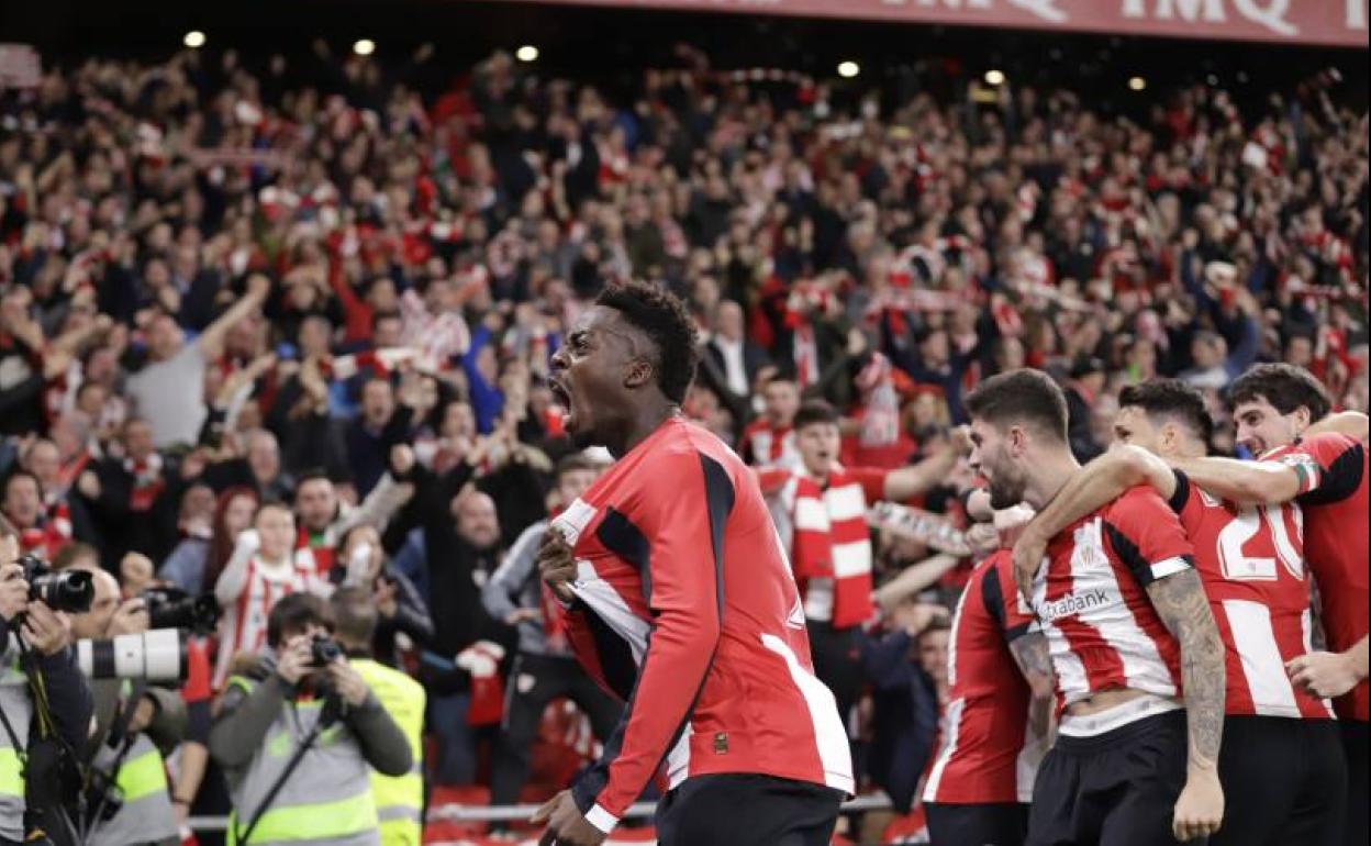 Iñaki Williams agarra el escudo del Athletic en la celebración del gol que apeó al FC Barcelona del torneo del KO en el minuto 92. 