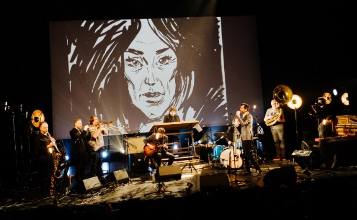 Juanjo Guarnido, en el centro, improvisa un dibujo durante el concierto de Hugh Coltman, en Angulema. 