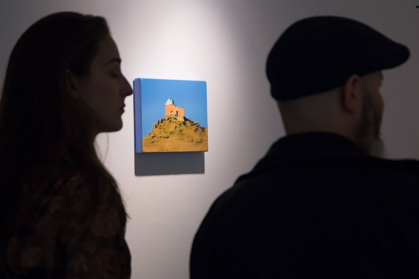 Imagen secundaria 2 - Arriba, la comisaria de la exposición Jennifer Rodríguez y Bernardino Sánchez. Abajo, dos de las obras expuestas.