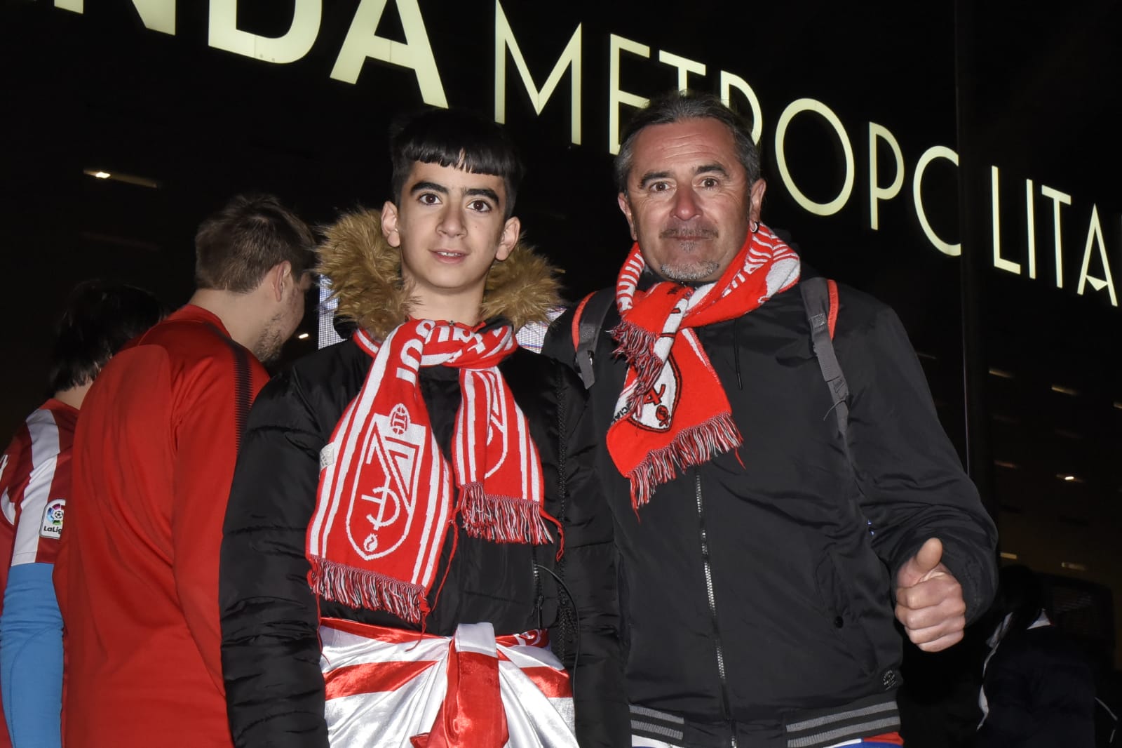 Varias decenas de aficinados granadinistas se han dado cita en las gradas del Wanda Metropolitano