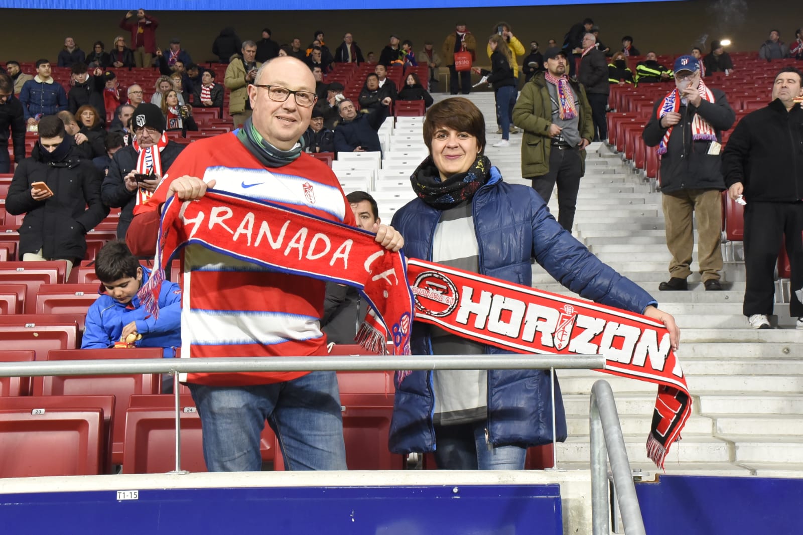 Varias decenas de aficinados granadinistas se han dado cita en las gradas del Wanda Metropolitano